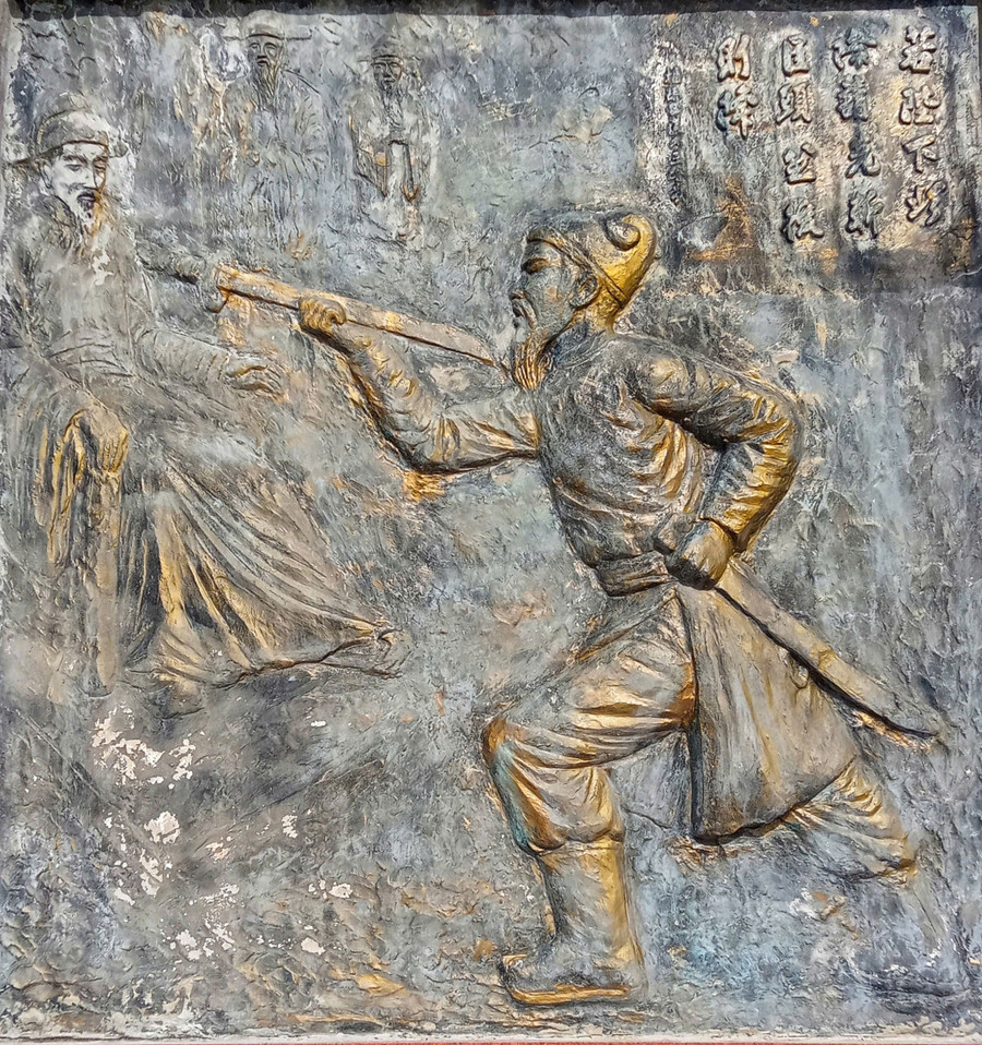 The left bas-relief shows Trần Hưng Đạo presenting his sword to the Trần king, with his famous words expressing unwavering resolve against foreign invaders. Photo: Ngọc Nhuận ben-trai-la-buc-phu-dieu-tai-hien-canh-tran-hung-dao-dang-guom-cho-vua-tran-voi-cau-noi-bat-hujpg.jpg