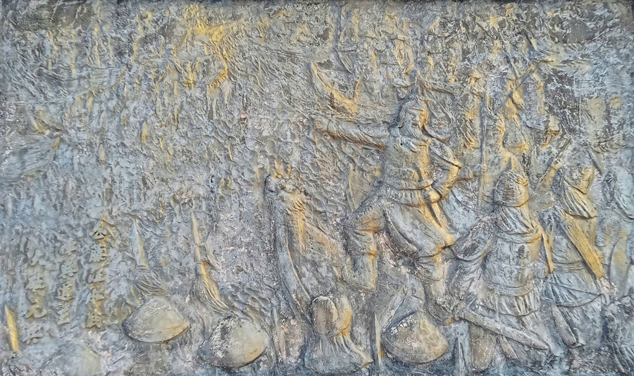The front bas-relief on the pedestal depicts the Bạch Đằng River battle. Photo: Ngọc Nhuận phu-dieu-mat-truoc-be-tuong-tai-hien-tran-bach-dang-giangjpg.jpg