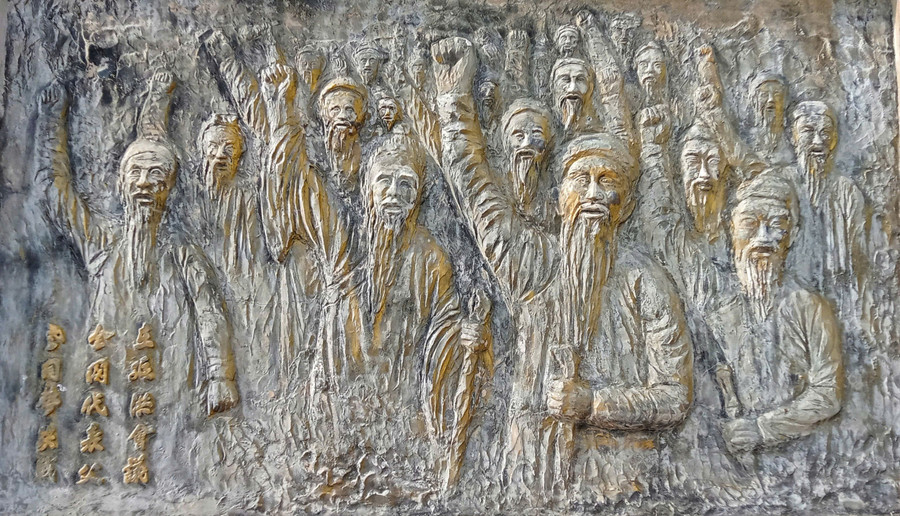 Bas-relief depicting the Diên Hồng Conference. Photo: Ngọc Nhuận phu-dieu-tai-hien-hoi-nghi-dien-hongjpg.jpg