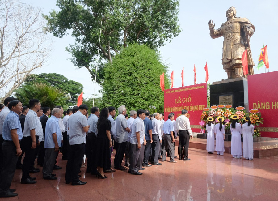 Statue of Emperor Quang Trung at the Quang Trung Museum grounds. Photo: Ngọc Nhuận dang-hoa-tai-tuong-dai-hoang-de-quang-trung-bao-tang-quang-trungjpg.jpg