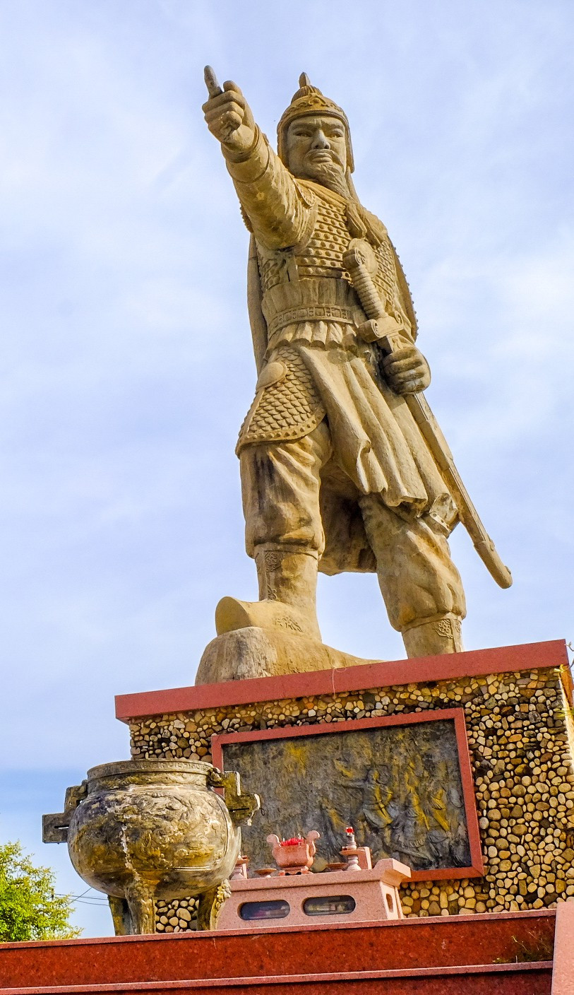 The Trần Hưng Đạo Monument stands about 16 meters tall. Photo: Ngọc Nhuận tuong-dai-tran-hung-dao-cao-khoang-16mjpg.jpg