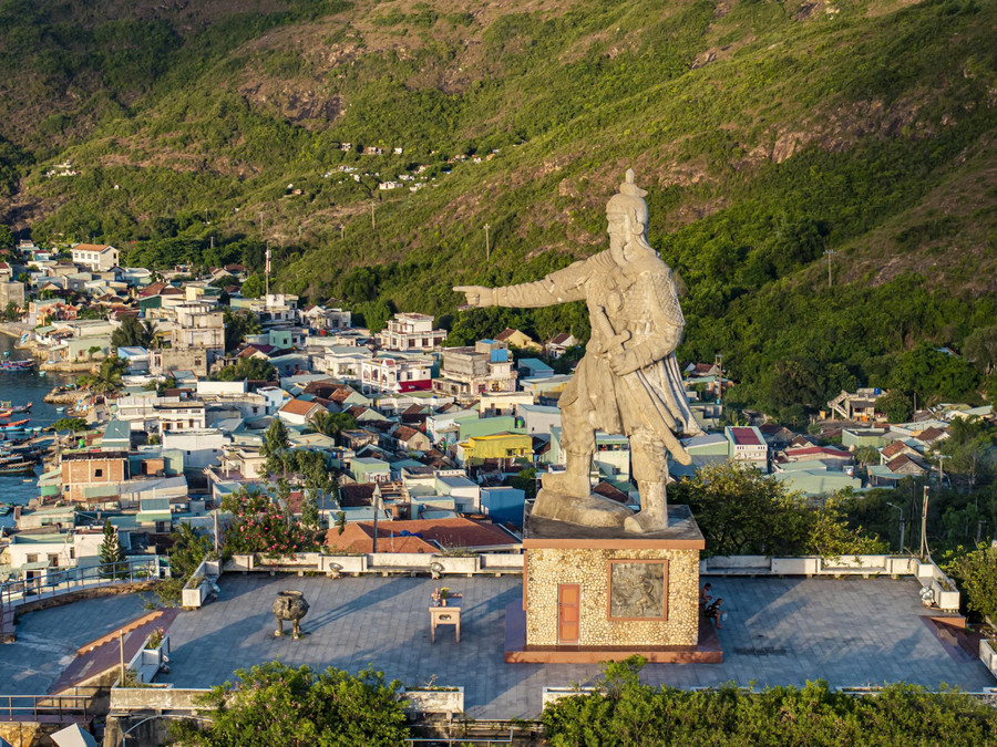 The Trần Hưng Đạo Monument has become a symbol of protection for Hải Minh fishing village. Photo: Dũng Nhân tuong-dai-tran-hung-dao-tro-thanh-bieu-tuong-canh-giu-binh-yen-lang-chai-hai-minhjpg.jpg