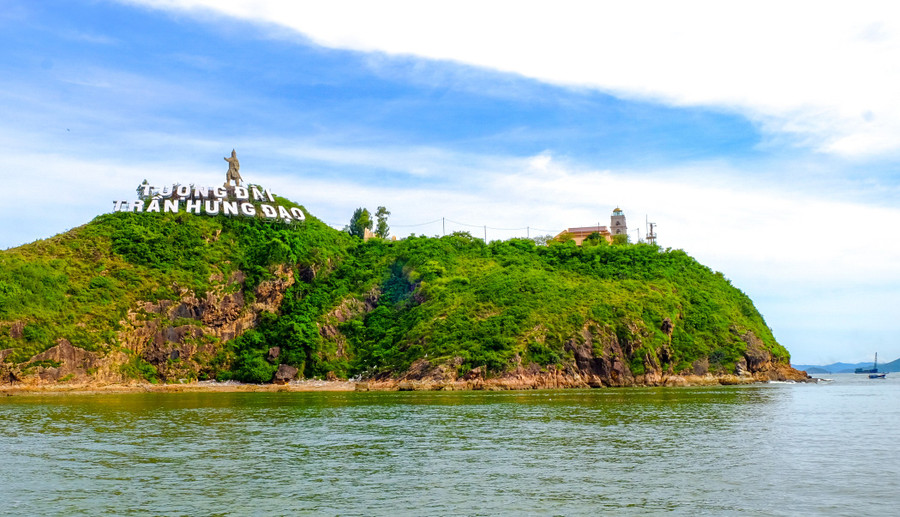 The Trần Hưng Đạo Monument and Phước Mai Lighthouse stand atop the mountain at the Quy Nhơn estuary. Photo: Ngọc Nhuận tuong-dai-tran-hung-dao-va-hai-dang-phuoc-mai-nam-tren-dinh-nuijpg.jpg