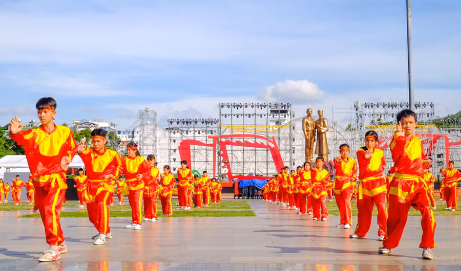 dong-dien-bai-hung-ke-quyen-2.jpg