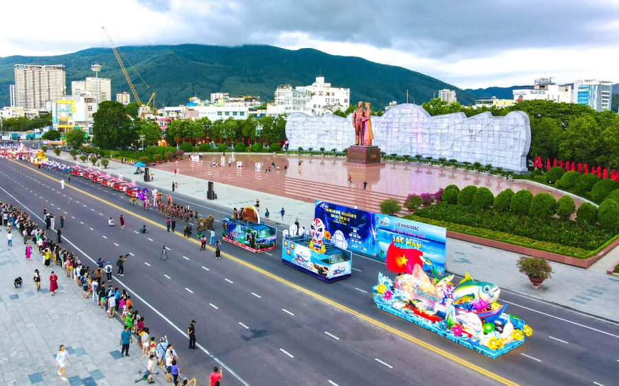 The street festival themed “Colors of the sea” showcases the traditional and modern cultural identity of the mountains and the sea. Photo: Ngọc Nhuận dji-0141.jpg