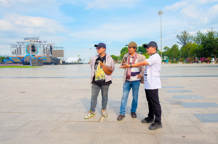 Artist Hoàng Duẩn (center) and his team preparing for the “Colors of the sea” street festival held on the afternoon of August 31. Photo: Ngọc Nhuận dscf3216.jpg
