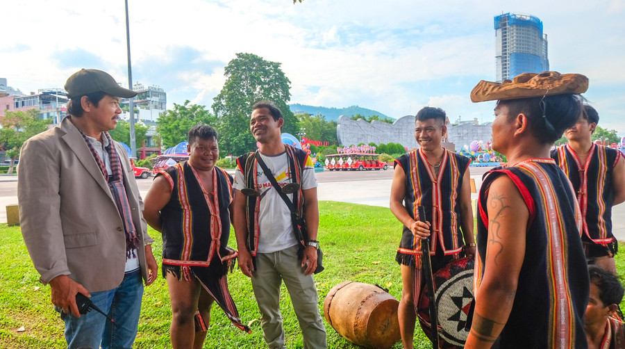 Artist Hoàng Duẩn (far left) with gong artisans preparing for the street festival. Photo: Ngọc Nhuận dscf3225.jpg