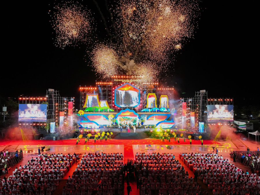 A dazzling array of colors at the opening night of “The Quintessence of the great forest – Convergence of the blue sea festival.” Photo: Dũng Nhân z6963896495163-d58f0399bbb94a83c7850d3768a5186d.jpg