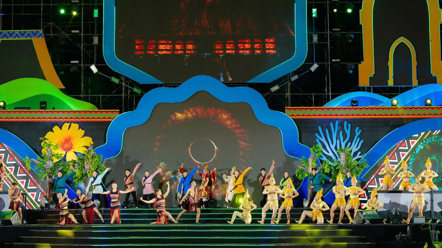 Artistic performance at the opening of “The Quintessence of the great forest – Convergence of the blue sea festival 2025.” Photo: Dũng Nhân z6963896522829-364f9309005c0f400448045b0289f000.jpg