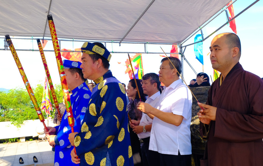 Chairman of the Provincial Party Committee’s Inspection Commission (second from right) Thai Thanh Binh and leaders of Quy Nhơn Ward, offering incense in tribute to the National Hero Trần Hưng Đạo. Photo: Ngọc Nhuận dai-bieu-dang-huong-ruoc-giac-linh-duc-thanh-tranjpg.jpg