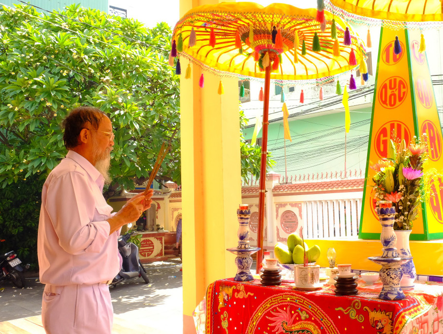 Offering incense in prayer for the souls of heroic martyrs at the Trần Hưng Đạo Temple. Photo: Ngọc Nhuận dang-huong-cau-nguyen-huong-linh-anh-hung-liet-sijpg.jpg