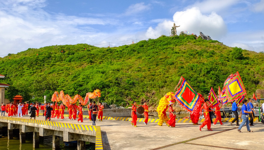 The procession returns to the Trần Hưng Đạo Temple. Photo: Ngọc Nhuận doan-ruoc-giac-linh-duc-thanh-tran-ve-lai-den-thojpg.jpg