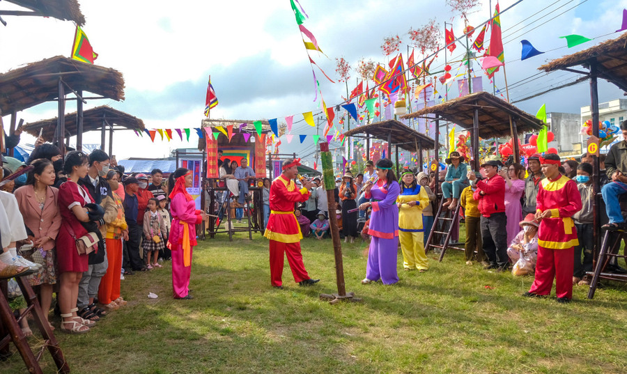 The traditional bài chòi festival is a spiritual staple for the people of the martial arts land during festivals and Tet. Photo: Ngọc Nhuận dscf2396.jpg