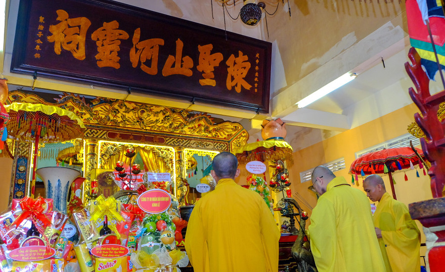 Ceremony to enshrine the spirit of Đức Thánh Trần at the temple. Photo: Ngọc Nhuận le-cung-an-vi-giac-linh-duc-thanh-tran-nhap-dien-tai-den-thojpg.jpg