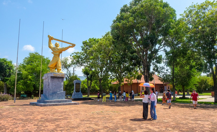 Statue of Emperor Quang Trung at the An Khê Trường relic. Photo: Ngọc Nhuận tuong-dai-hoang-de-quang-trung-tai-di-tich-an-khe-truongjpg.jpg