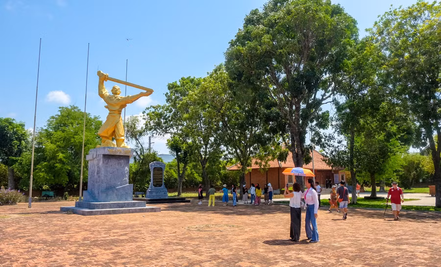 tuong-dai-hoang-de-quang-trung-tai-di-tich-an-khe-truongjpg.jpg
