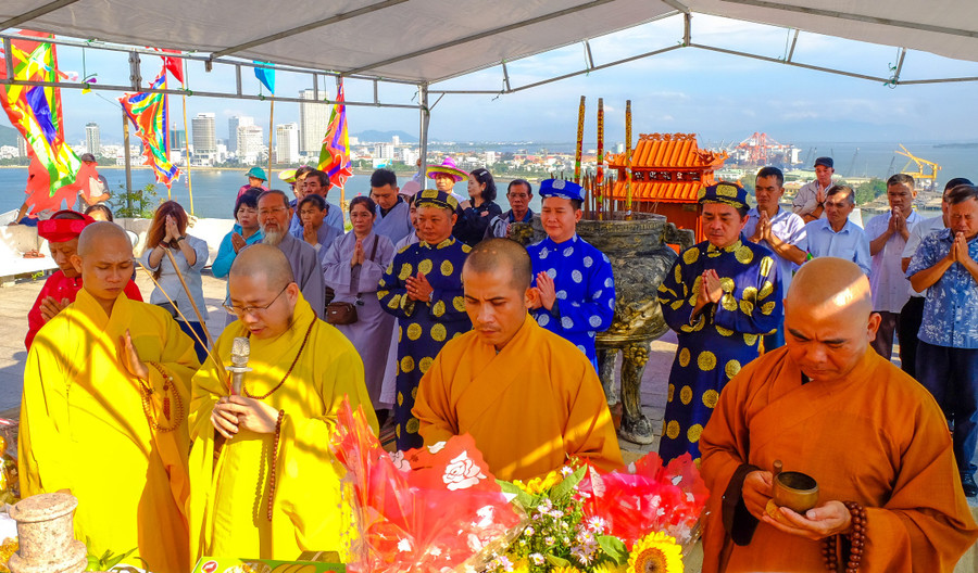 Prayers for national peace and prosperity during the procession for Đức Thánh Trần. Photo: Ngọc Nhuận nghi-thuc-tung-kinh-cau-quoc-thai-dan-anjpg.jpg