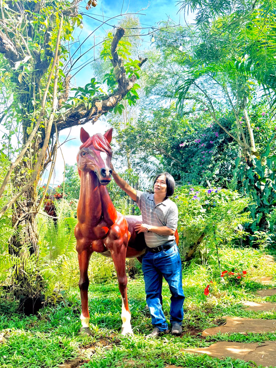 anh-ho-thanh-phong-ben-tuong-ngua-do.jpg