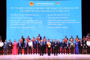 Provincial leaders present investment policy decisions and investment certificates to investors. Photo: Tiến Sỹ