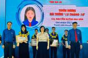 Ms. Nguyễn Huỳnh Gia Hân (second from left) receives the "15th of October" award from the Gia Lai Provincial Vietnam Youth Federation. Photo: M.N