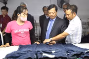 Standing in the front row, Permanent Vice Chairman of the Provincial People's Committee Nguyễn Tuấn Thanh conducts an on-site inspection and encourages businesses engaged in the production and export of garments. Photo: Tiến Sỹ