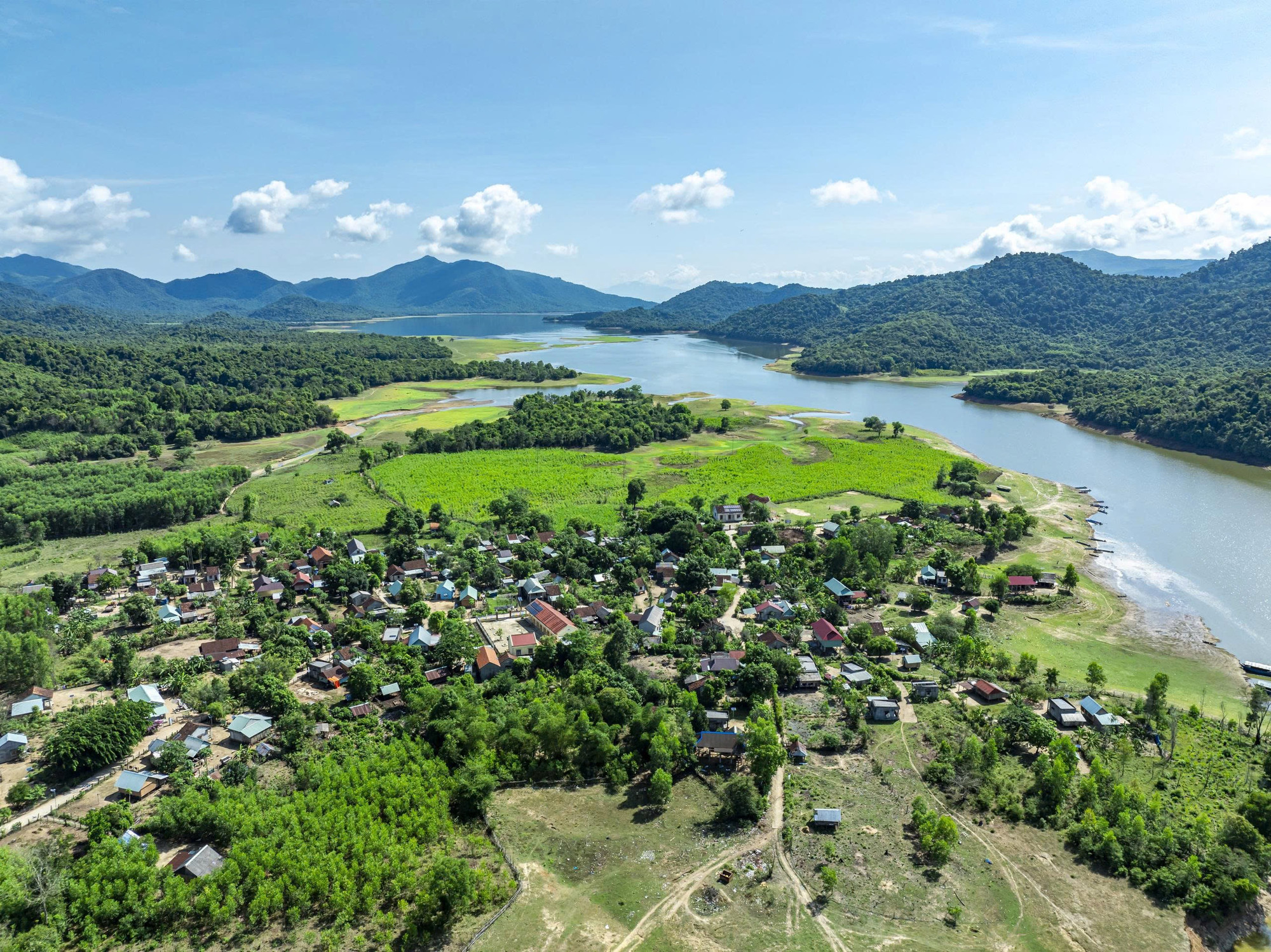 Canh Tiến Hamlet, surrounded by lush mountains and rivers, is being oriented toward eco-community tourism. Photo: Dũng Nhân du-lich-cong-dong-canh-tien.jpg
