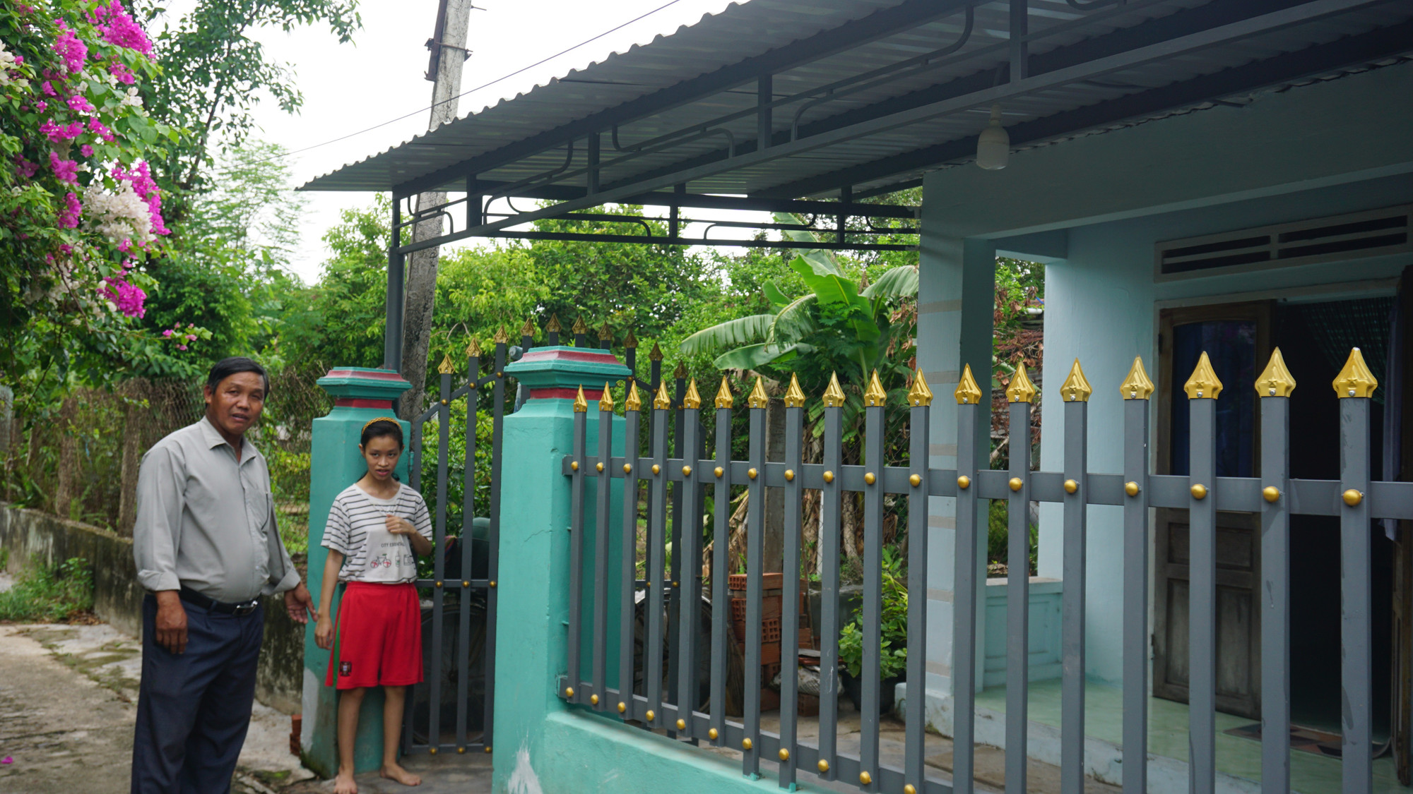 The new house of Mr. Châu’s family, built with solid walls, fences, and a gate thanks to Mr. Quý’s initiative. Photo: Thảo Khuy ong-chau-xoa-nha-tam-ky-5.jpg