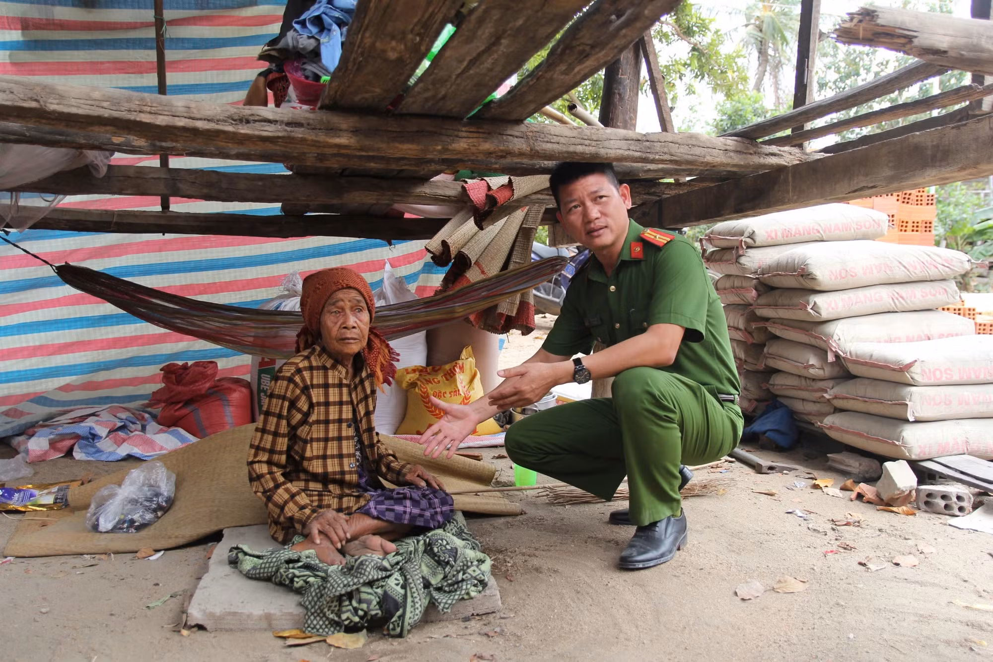 ba-kpa-hque-phai-cung-con-chau-song-tam-duoi-can-nha-san-sap-xe-qt.jpg