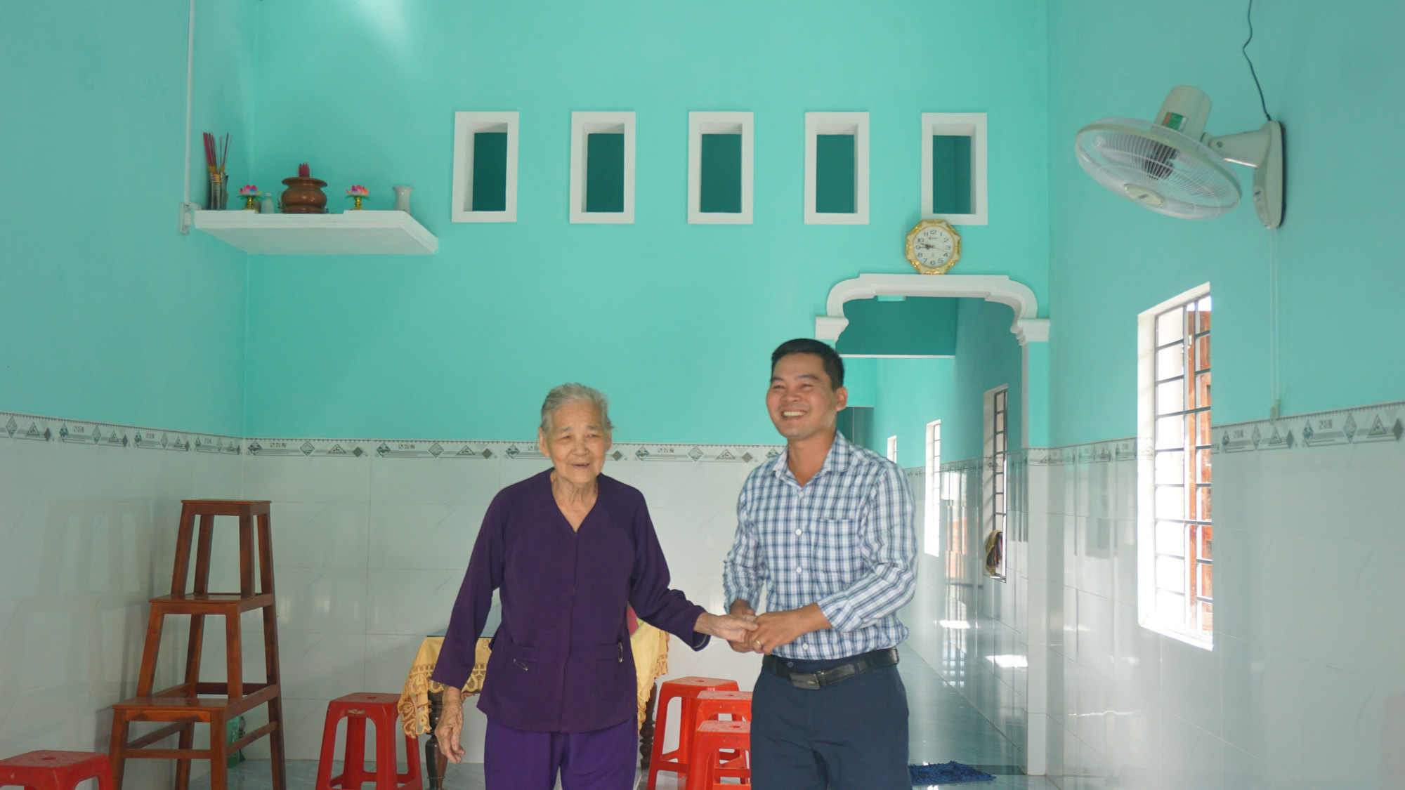 Mrs. Duyên is overjoyed to have a place to call home. Photo: Thảo Khuy ba-nguyen-thi-duyen-vo-ong-tran-sum-vui-mung-trong-can-nha-moi.jpg