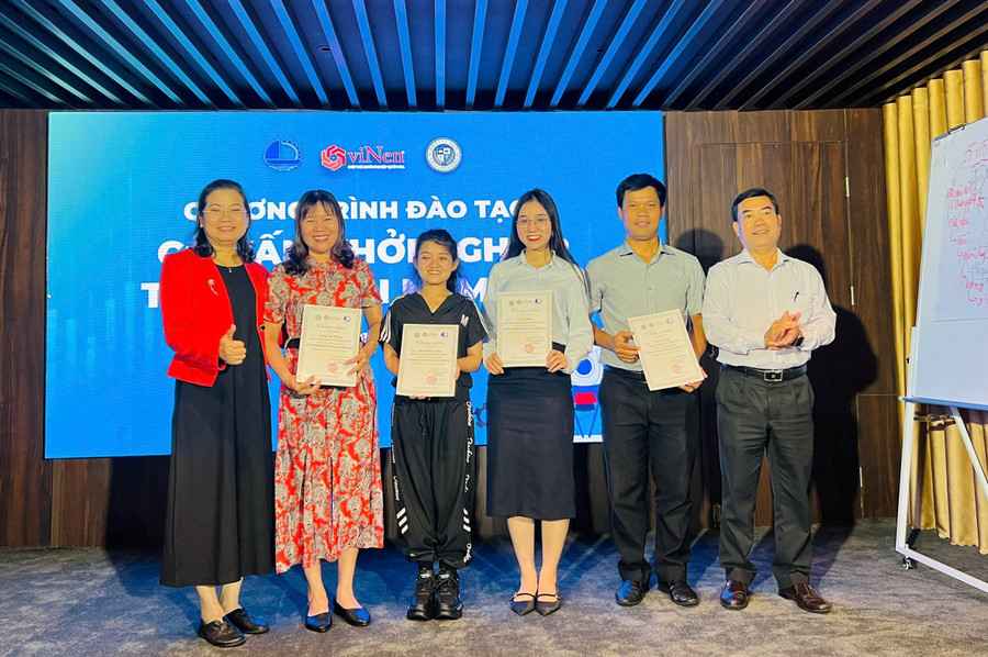 The Deputy Director of the Gia Lai Department of Science and Technology presents certificates to participants who completed the course. Photo: A.N 90390c7fe41a6e44370b.jpg