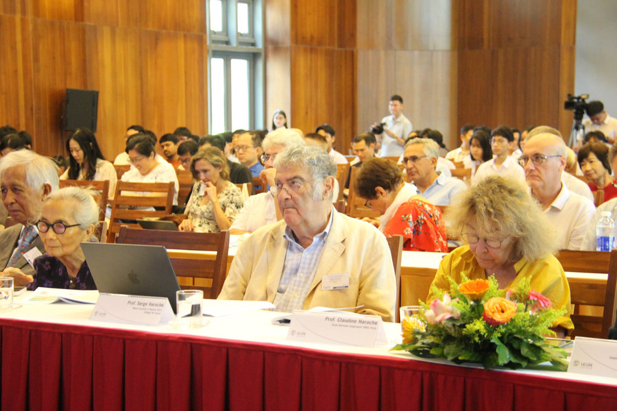 Professor Serge Haroche, French scientist and 2012 Nobel Laureate in Physics (second from right), attends the conference. Photo: Trọng Lợi img-6132.jpg