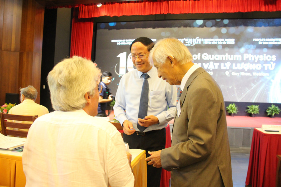 Chairman of the Gia Lai Provincial People’s Committee, Phạm Anh Tuấn, greets and welcomes professors attending the conference. Photo: Trọng Lợi img-6127.jpg