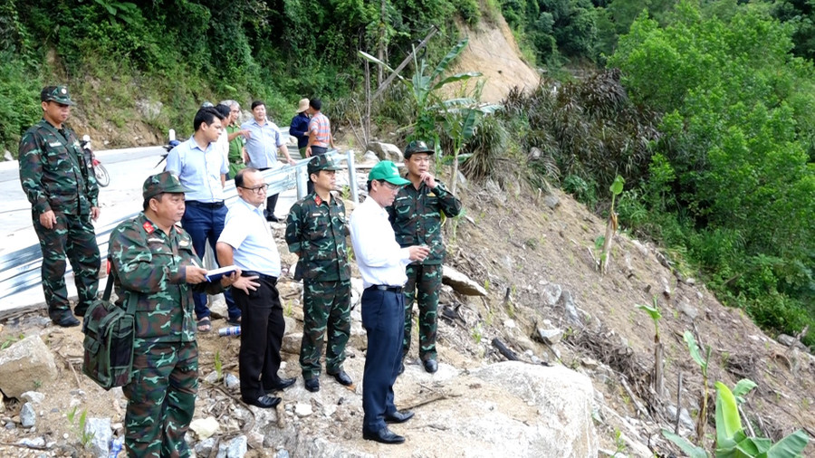 Vĩnh Sơn, a mountainous commune, features rugged terrain and is frequently affected by heavy rains and flooding, leading to landslides. Photo: Trọng Lợi a2-kiem-tra.jpg
