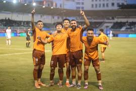 The high-stakes "relegation final" between Hoàng Anh Gia Lai and SHB Đà Nẵng heats up.