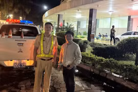 Traffic police used a specialized vehicle to escort a car carrying a pregnant woman to the hospital. Photo: Quang Nguyen