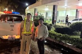 Traffic police used a specialized vehicle to escort a car carrying a pregnant woman to the hospital. Photo: Quang Nguyen