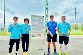 Nguyen Thanh Hung (far right) is currently a coach at the HAGL Academy.