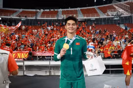 Trung Kiên makes it into the Top 5 of the Vietnam Golden Ball awards.