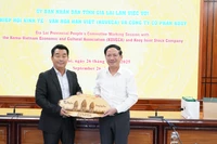 Chairman of the Provincial People’s Committee Pham Anh Tuan (right) presents a souvenir to Mr. Kim Il Wan.