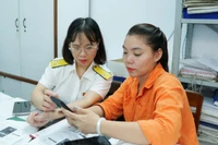 With support from the tax authorities, many business households in Quy Nhon Ward have installed and are now using the eTax Mobile application on their mobile phones. Photo: T. Sy