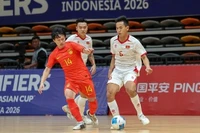 The Vietnamese futsal team (in white) easily crushed China in the qualifiers for the AFC Futsal Cup 2026 on Monday evening.