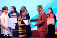 Vallet scholarships awarded to 155 standout students in central Vietnam