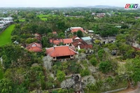 Visiting Thap Thap ancient Pagoda