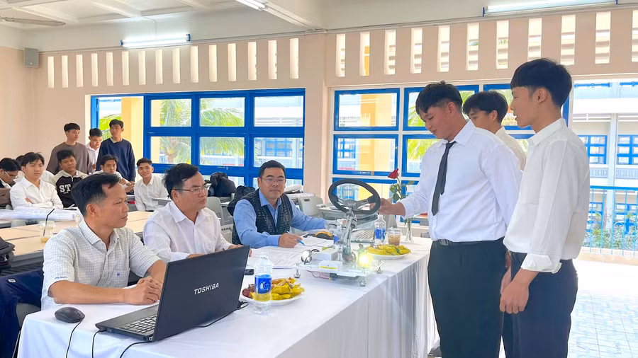 hon-250-sinh-vien-truong-dai-hoc-quy-nhon-bao-ve-do-an-tot-nghiep-va-ket-noi-doanh-nghiep.jpg