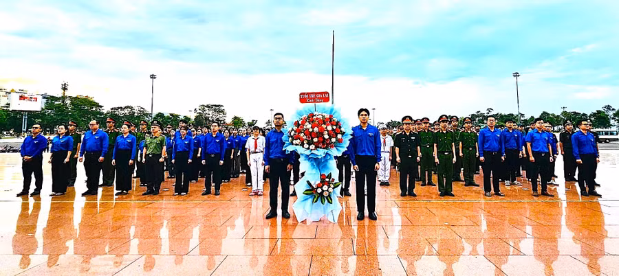 tinh-doan-gia-lai-dang-hoa-ky-niem-136-nam-ngay-sinh-chu-tich-ho-chi-minh.jpg
