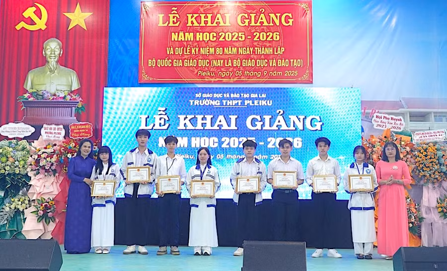 co-hai-tang-qua.jpg