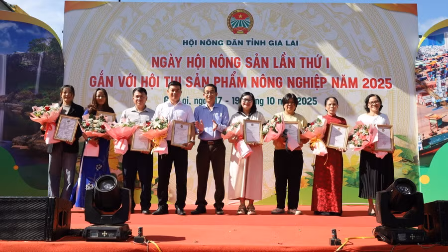 trao-giai-khuyen-khich-cho-san-pham-nong-nghiep-tieu-bieu.jpg