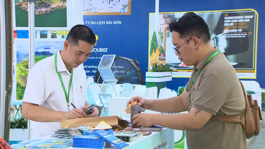 The display of tourism products at Gia Lai province’s booth has been basically completed. Photo: Mỹ Hà