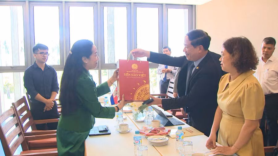 dong-chi-pham-anh-tuan-uy-vien-trung-uong-dang-pho-bi-thu-tinh-uy-chu-tich-ubnd-tinh-tang-qua-ba-touch-sopharat-dai-su-dac-menh-toan-quyen-vuong-quoc-campuchia-tai-viet-nam.jpg