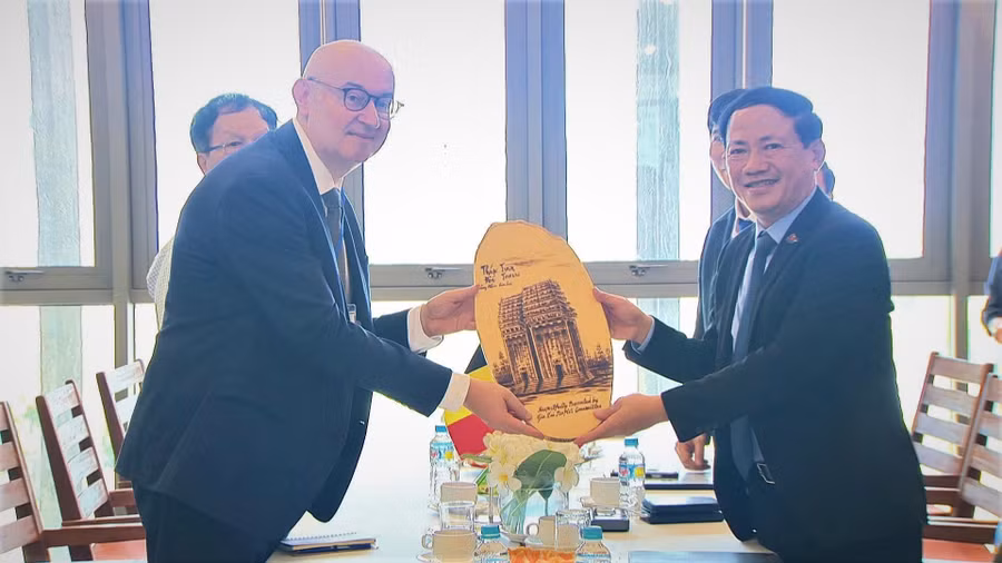 dong-chi-pham-anh-tuan-uy-vien-trung-uong-dang-pho-bi-thu-tinh-uy-chu-tich-ubnd-tinh-tang-qua-ong-pierre-du-villetruong-dai-dien-phai-doan-wallonie-bruxelles-tai-viet-nam.jpg
